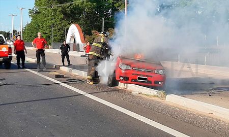 El Fiat Palio terminó incendiándose, luego del fuerte impacto que provocó la muerte del conductor. El Fiat Palio terminó incendiándose, luego del fuerte impacto que provocó la muerte del conductor.