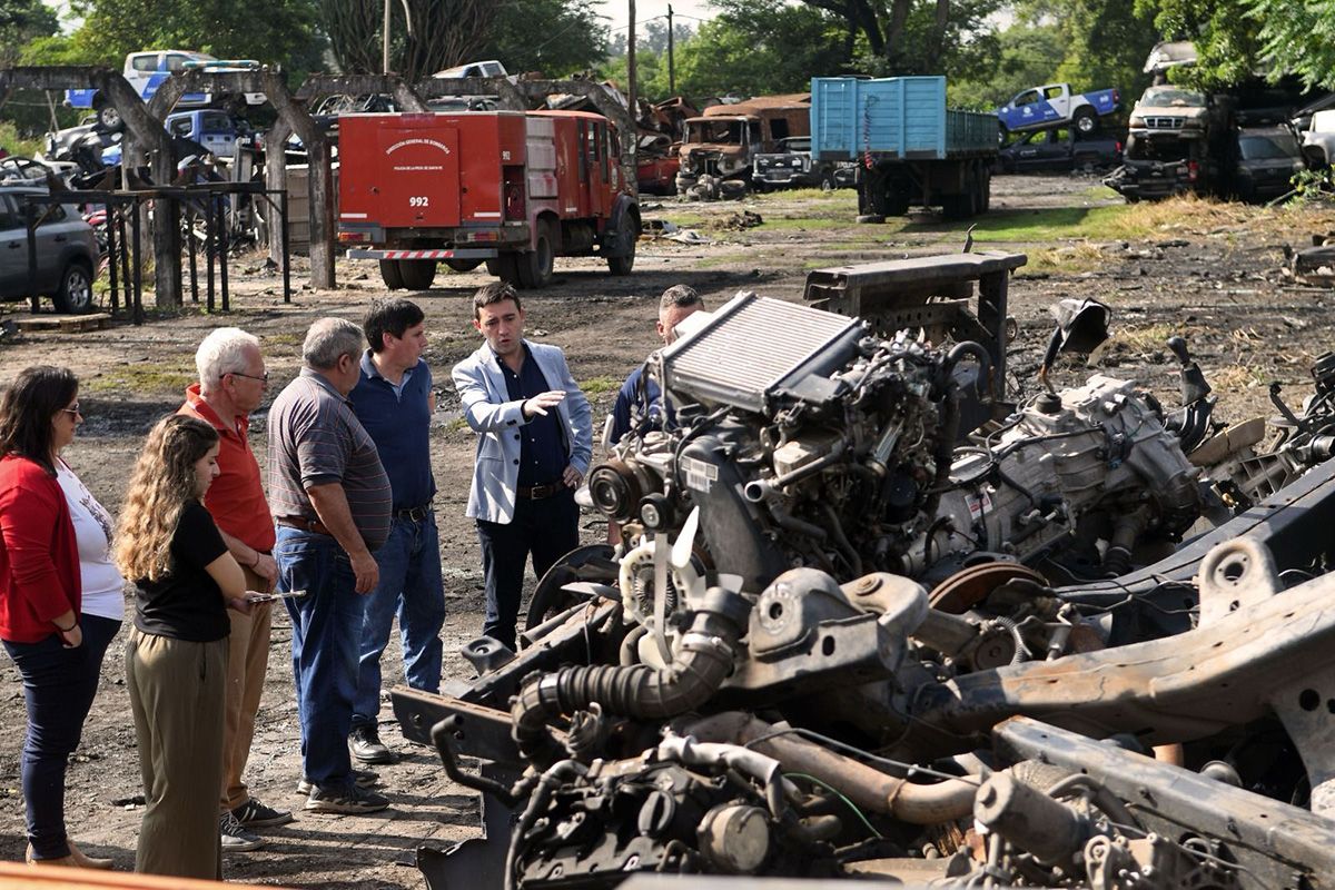 Autoridades de la Agencia Provincial de Registro, Administración y Destino de Bienes y Derechos Patrimoniales recorrieron junto a instituciones educativas el depósito de vehículos La Tablada con el propósito de seleccionar unidades para la formación de los alumnos. Autoridades de la Agencia Provincial de Registro, Administración y Destino de Bienes y Derechos Patrimoniales recorrieron junto a instituciones educativas el depósito de vehículos La Tablada con el propósito de seleccionar unidades para la formación de los alumnos.