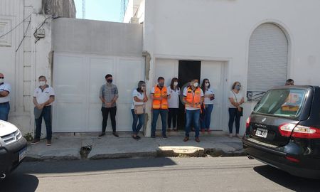 El cortejo fúnebre salió de la casa de sepelios para luego pasar por el frente de las oficinas de la Secretaría, ubicadas en San Jerónimo al 1300, donde se realizó un minuto de silencio en reconocimiento a toda una vida dedicada al prójimo. El cortejo fúnebre salió de la casa de sepelios para luego pasar por el frente de las oficinas de la Secretaría, ubicadas en San Jerónimo al 1300, donde se realizó un minuto de silencio en reconocimiento a toda una vida dedicada al prójimo.