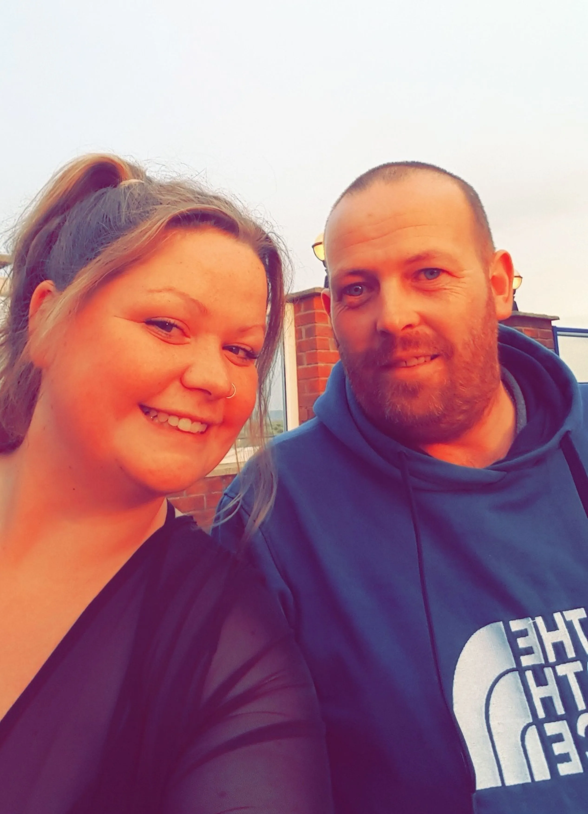 La joven de 29 años a menudo se despierta pensando que es una niña o una adolescente después de perder años de recuerdos y asume que su pareja de nueve años, James, de 39 años, la ha secuestrado. 