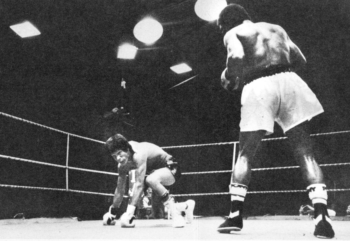 En el 2º round, Valdés conectó un cross de derecha en la mandíbula de Monzón, que le provocó al santafesino la primera –y única– caída en su fabuloso reinado, que se compuso de 14 defensas. Escopeta se reincorporó instantáneamente y levantó sus brazos en señal de estar bien, pero recibió la cuenta de protección del árbitro, el británico Roland Dakin.