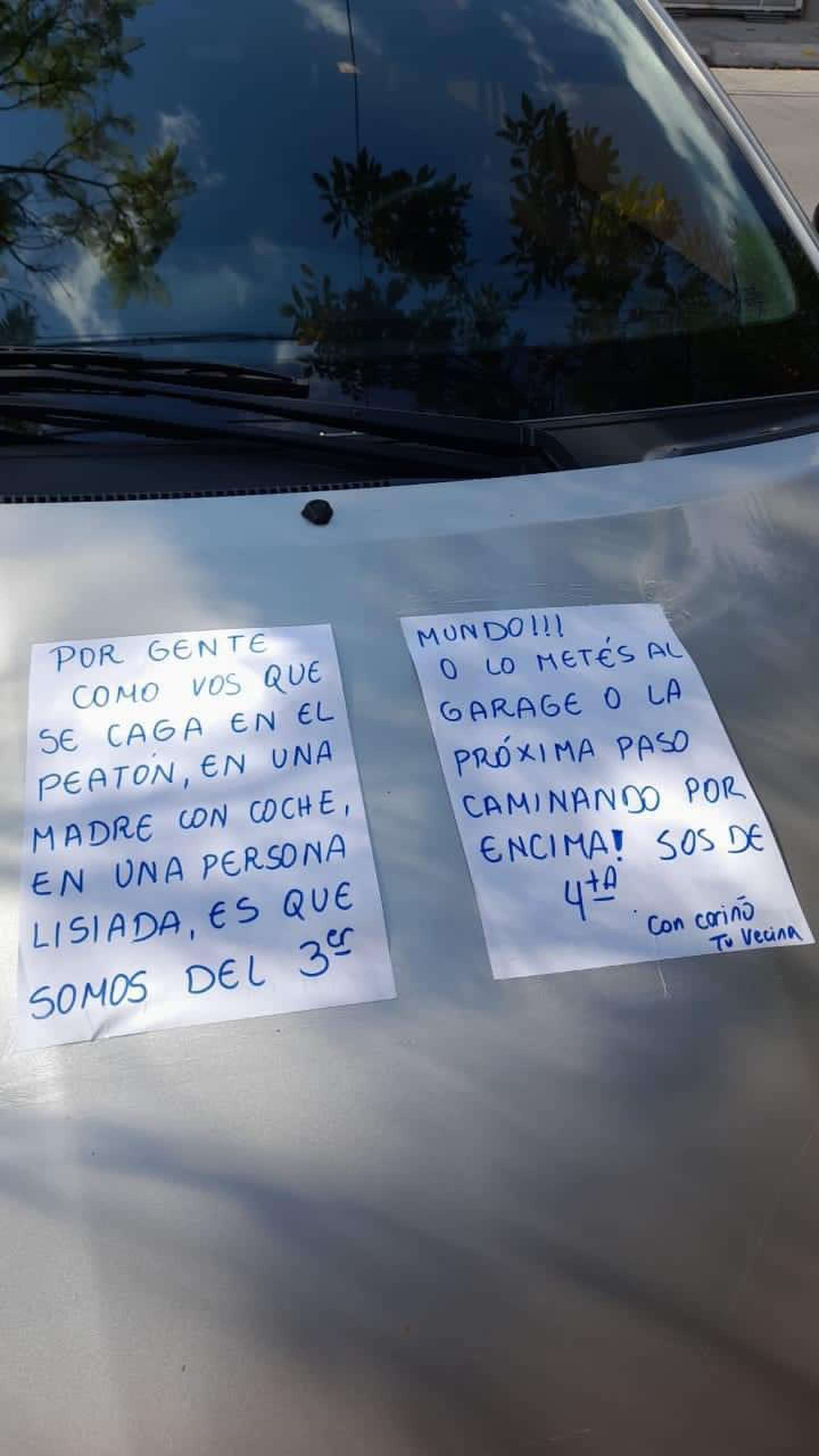 En las imágenes compartidas por la mujer que se encontró con la curiosa Nota, se puede ser como el auto ocupa toda la vereda.