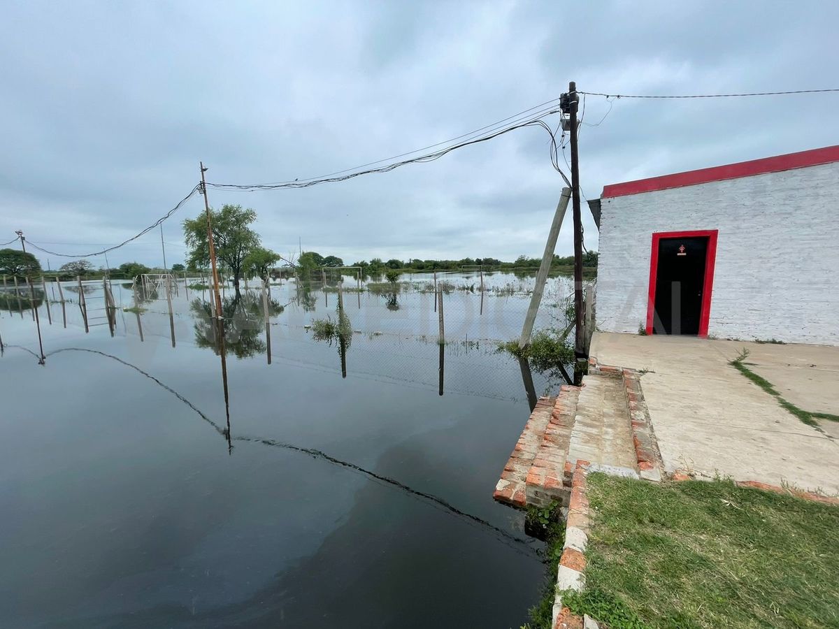 El agua del río ya llegó al Club Defensores de Alto Verde. El agua del río ya llegó al Club Defensores de Alto Verde.