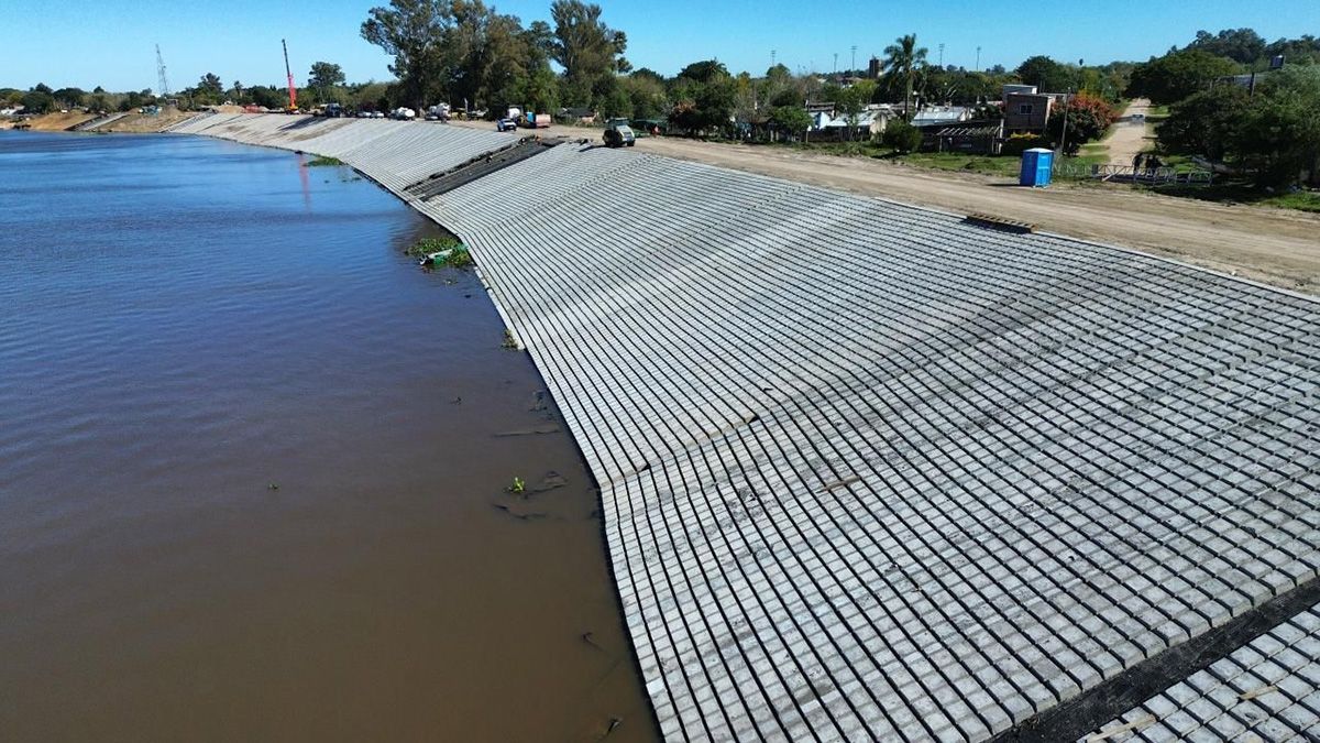 Para fortalecer la seguridad hídrica y acompañar el desarrollo urbano y turístico de la ciudad, el Gobierno Provincial avanza sin pausa en la readecuación de las defensas contra inundaciones en San Javier, buscando reducir el riesgo hídrico.