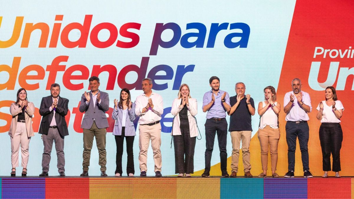 Toda la lista santafesina de Provincias Unidas, junto al gobernador, Maximiliano Pullaro y el intendente de Rosario, Pablo Javkin. Toda la lista santafesina de Provincias Unidas, junto al gobernador, Maximiliano Pullaro y el intendente de Rosario, Pablo Javkin.