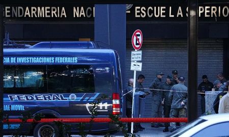 Tres personas resultaron heridas y dos fueron trasladados al Hospital Argerich tras la explosión de un paquete bomba en la Escuela Superior de Gendarmería. Tres personas resultaron heridas y dos fueron trasladados al Hospital Argerich tras la explosión de un paquete bomba en la Escuela Superior de Gendarmería.