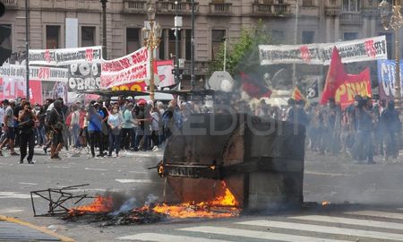 Suman siete los detenidos por los incidentes de la semana pasada frente al Congreso. Suman siete los detenidos por los incidentes de la semana pasada frente al Congreso.