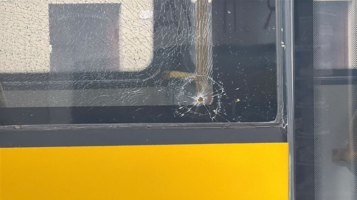 As&iacute; qued&oacute; el vidrio del colectivo de la l&iacute;nea 8.