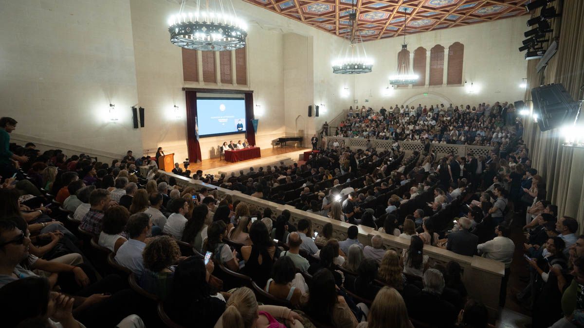El acto de asunción de Laura Tarabella como nueva rectora se realizó en el Paraninfo de la UNL. El acto de asunción de Laura Tarabella como nueva rectora se realizó en el Paraninfo de la UNL.