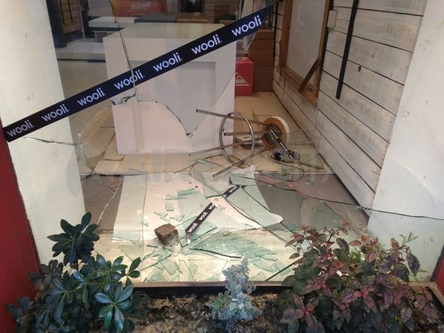 Vandalizaron el frente de un negocio ubicada en la zona sur de la peatonal santafesina