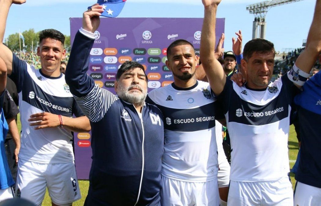 Pese a la renuncia, Gimnasia quiere convencer a Maradona para que siga