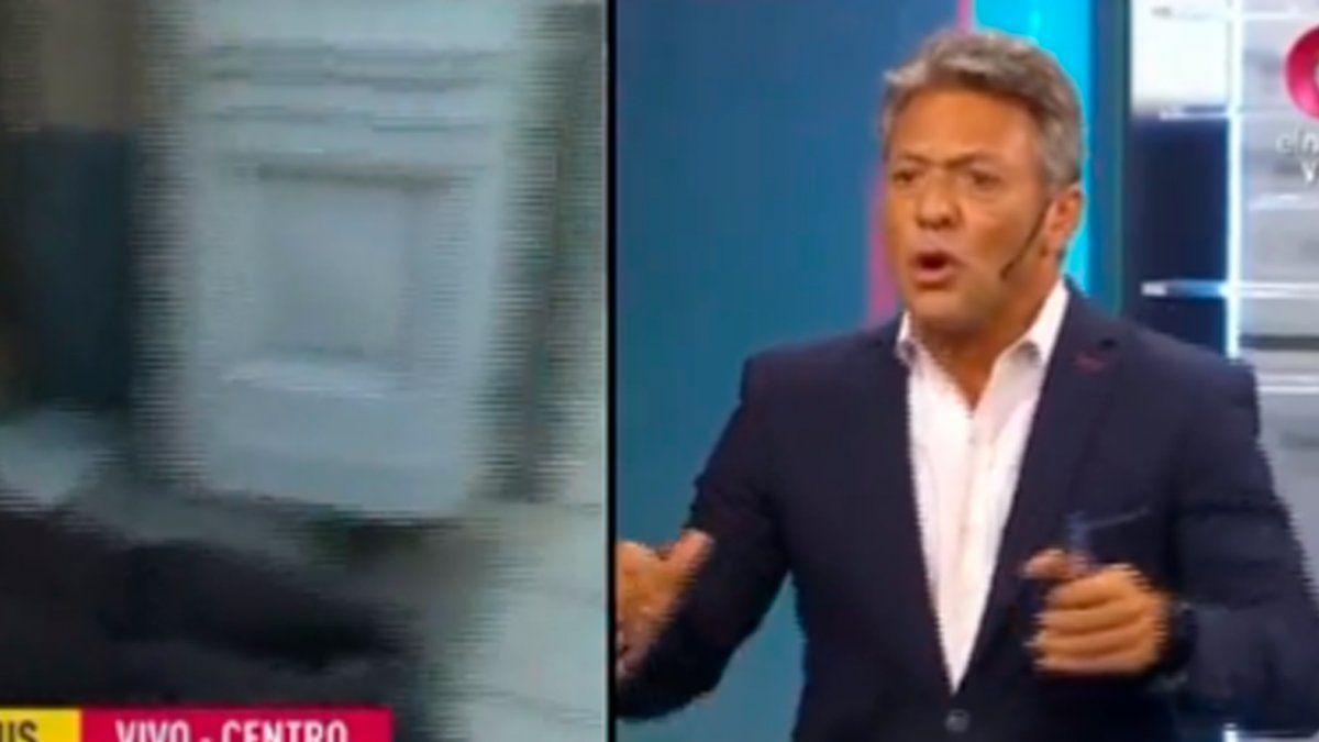 Perdón Claudio.. perdón Claudio fue lo que se escuchó mientras se encontraba fuera del Teatro Colón en pleno centro porteño.&nbsp;