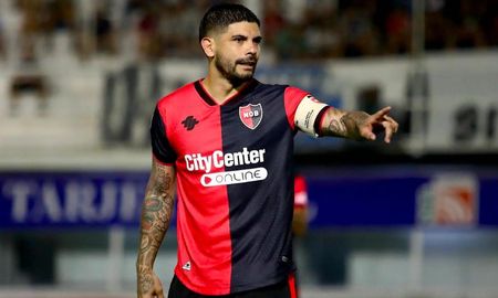 Éver Banega sufrió su segunda expulsión en su noveno partido tras su vuelta a Newells. Éver Banega sufrió su segunda expulsión en su noveno partido tras su vuelta a Newells.