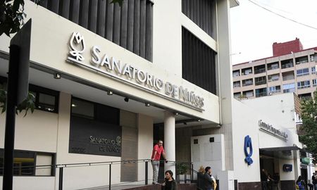 El niño de ocho años se encuentra internado en el Sanatorio de Niños de la ciudad de Rosario. El niño de ocho años se encuentra internado en el Sanatorio de Niños de la ciudad de Rosario.