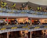 Hinchas del AIK de Suecia protestaron en un shopping por la ridícula medida del gobierno de limitar la capacidad en los estadios de fútbol. Hinchas del AIK de Suecia protestaron en un shopping por la ridícula medida del gobierno de limitar la capacidad en los estadios de fútbol.