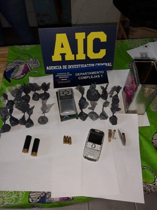 En el allanamiento se procedió al secuestro de municiones, material estupefaciente, una balanza de precisión y teléfonos celulares