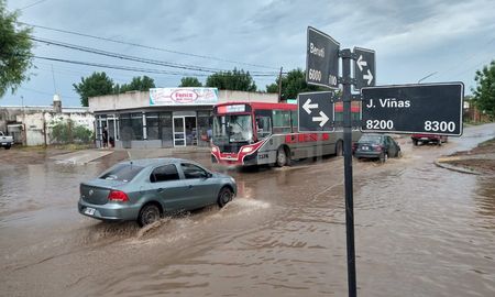Calles Beruti y Viñas amaneció con un importante acumulado de agua, mientras se espera que siga lloviendo en las próximas horas. Calles Beruti y Viñas amaneció con un importante acumulado de agua, mientras se espera que siga lloviendo en las próximas horas.