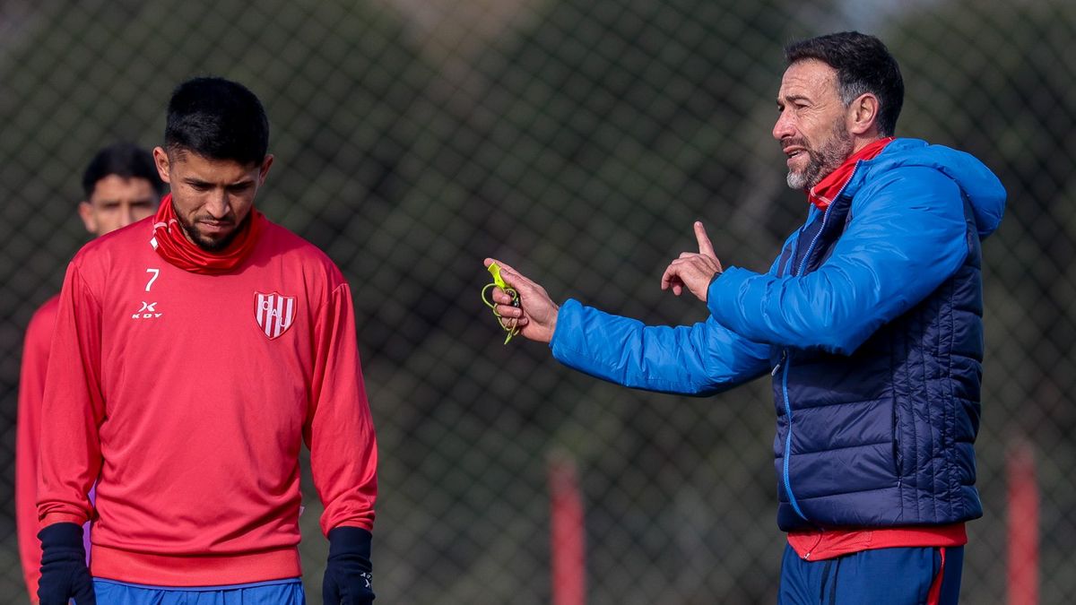 Kily González, junto a Luna Diale, en el entrenamiento de Unión en Casasol. Kily González, junto a Luna Diale, en el entrenamiento de Unión en Casasol.