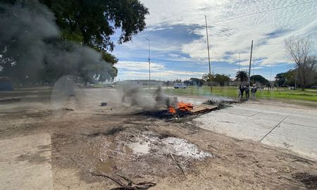 Los vecinos cortaron el tránsito sobre Avenida Teniente Loza. Los vecinos cortaron el tránsito sobre Avenida Teniente Loza.