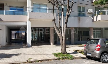 Cuatro hombres a bordo de dos motos intentaron ingresar por las concheras del edificio ubicado en Güemes al 3100. Cuatro hombres a bordo de dos motos intentaron ingresar por las concheras del edificio ubicado en Güemes al 3100.