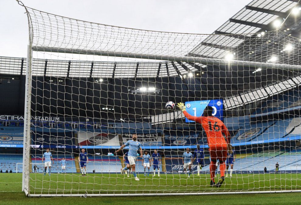 El Kun tomó la responsabilidad de patear un penal que le hicieron a Gabriel Jesús pero no definió de la mejor manera.