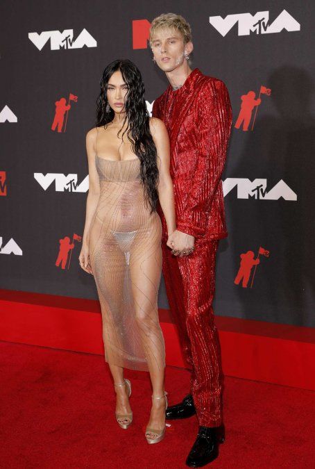 Rojo y transparencias extremas para Megan Fox y Machine Gun Kelly.