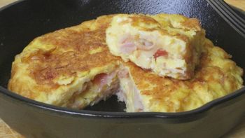 Cómo hacer una tortilla de jamón y queso: la receta para resolver la cena en 15 minutos