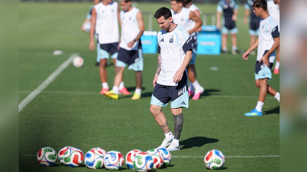 La seleccion Argentina en un entrenamiento previo al partido de la fase de grupos J contra Argelia en la Copa Mundial de la FIFA 2026 en Kansas City, Estados Unidos. Foto: XINHUA/NA