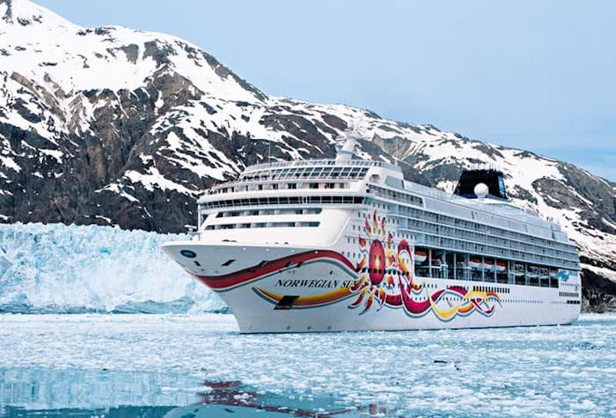 Norwegian Sun se vio envuelto por una densa niebla lo que provocó que el barco hiciera contacto con un iceberg