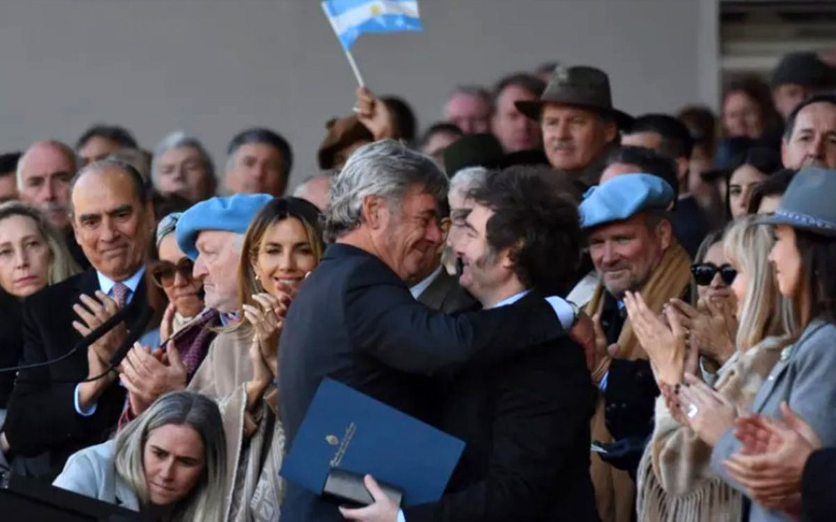 El presidente de la Sociedad Rural Argentina, Nicolás Pino, sigue pagando un alto costo interno por su alineamiento con el presidente. Hoy señala que “muchos productores se quedaron afuera, pediremos al gobierno una extensión del plazo”. El presidente de la Sociedad Rural Argentina, Nicolás Pino, sigue pagando un alto costo interno por su alineamiento con el presidente. Hoy señala que “muchos productores se quedaron afuera, pediremos al gobierno una extensión del plazo”.