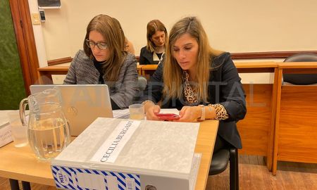 Las abogadas querellantes Laura Gerard y Vivian Galeano, del Centro de Asistencia Judicial a la Víctima, representan a las dos hijas de Cecilia Burgadt. Las abogadas querellantes Laura Gerard y Vivian Galeano, del Centro de Asistencia Judicial a la Víctima, representan a las dos hijas de Cecilia Burgadt.