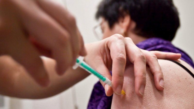 En primer lugar, estará destinada al personal más vulnerable y luego continuarán por los trabajadores de la salud. En primer lugar, estará destinada al personal más vulnerable y luego continuarán por los trabajadores de la salud.