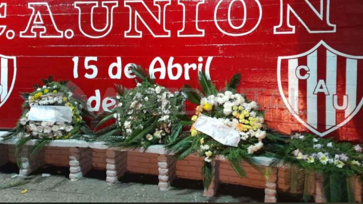 Así se encontraba la puerta del estadio. 