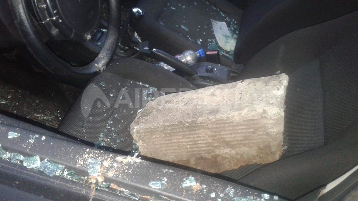 Le rompieron el vidrio al auto arroj&aacute;ndole un trozo de cord&oacute;n