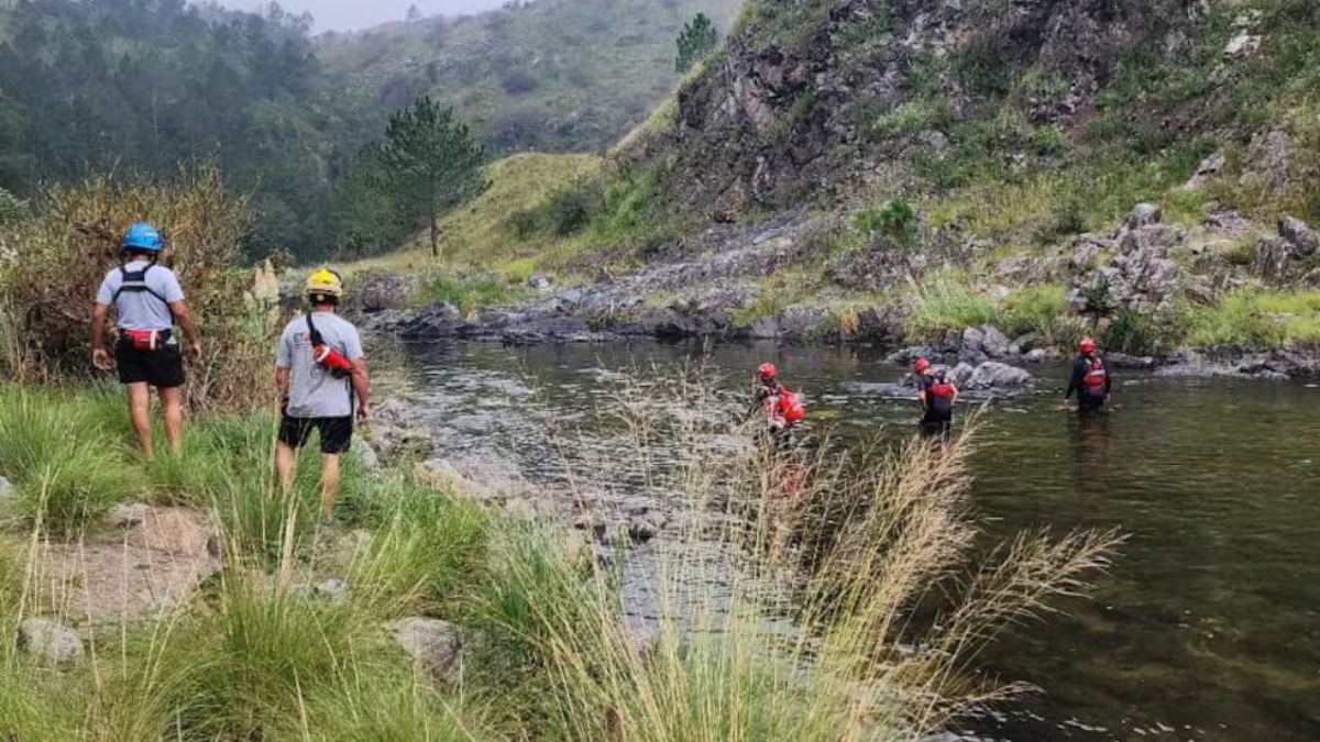 Lo vieron entrar al río con los hijos pero nunca lo vieron salir.