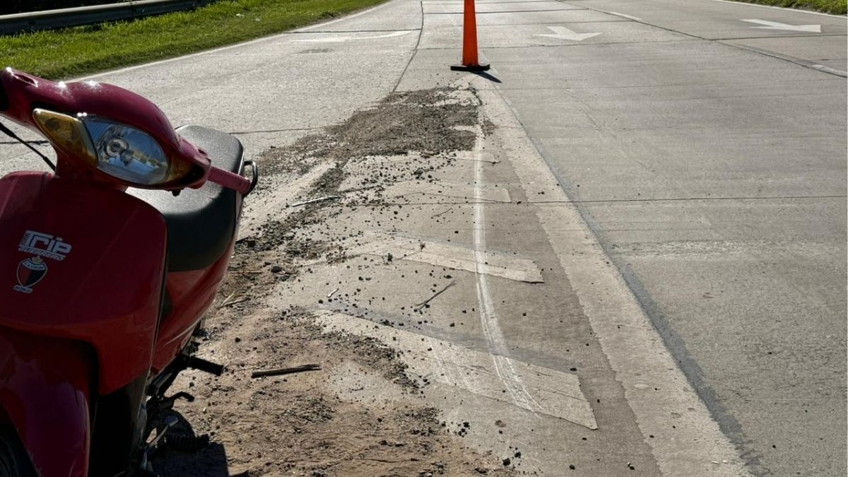 Pasado el mediodía, Circunvalación Oeste fue testigo de otro siniestro vial, cuando una mujer perdió el control de su motocicleta y cayó sobre la calzada. Pasado el mediodía, Circunvalación Oeste fue testigo de otro siniestro vial, cuando una mujer perdió el control de su motocicleta y cayó sobre la calzada. 