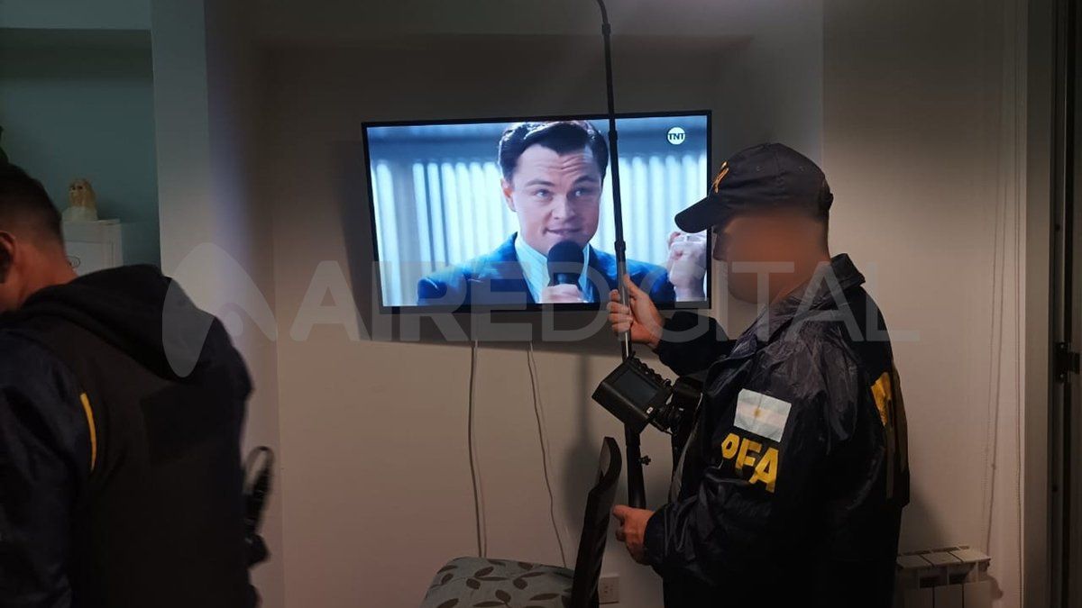 Uno de los detenidos estaba viendo la película El Lobo de Wall Street, cuando fue allanado.