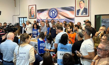 Representantes de la CGT, las dos CTA y diputados nacionales participaron este viernes en Santa Fe de un encuentro en rechazo al proyecto de reforma laboral impulsado por el gobierno nacional.