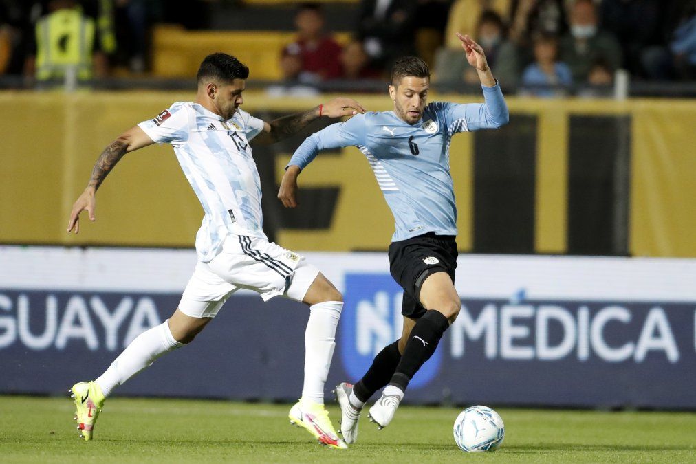 Cristian Cuti Romero era el mejor jugador de Argentina en cancha. El defensor era el punto más alto del equipo y fue, junto con Dibu Martínez, uno de los responsables de que Uruguay no se ponga en ventaja.
