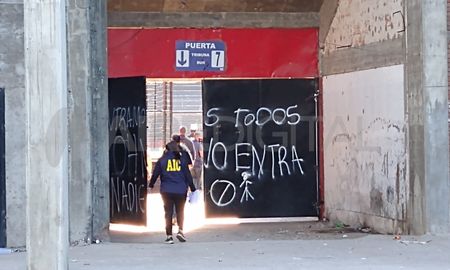 El presidente del bloque oficialista en la Cámara de Diputados de Santa Fe, Leandro Busatto, criticó la medida tomada por el Ministerio de Seguridad, que no permite el ingreso al estadio de Colón a los hinchas. El presidente del bloque oficialista en la Cámara de Diputados de Santa Fe, Leandro Busatto, criticó la medida tomada por el Ministerio de Seguridad, que no permite el ingreso al estadio de Colón a los hinchas.