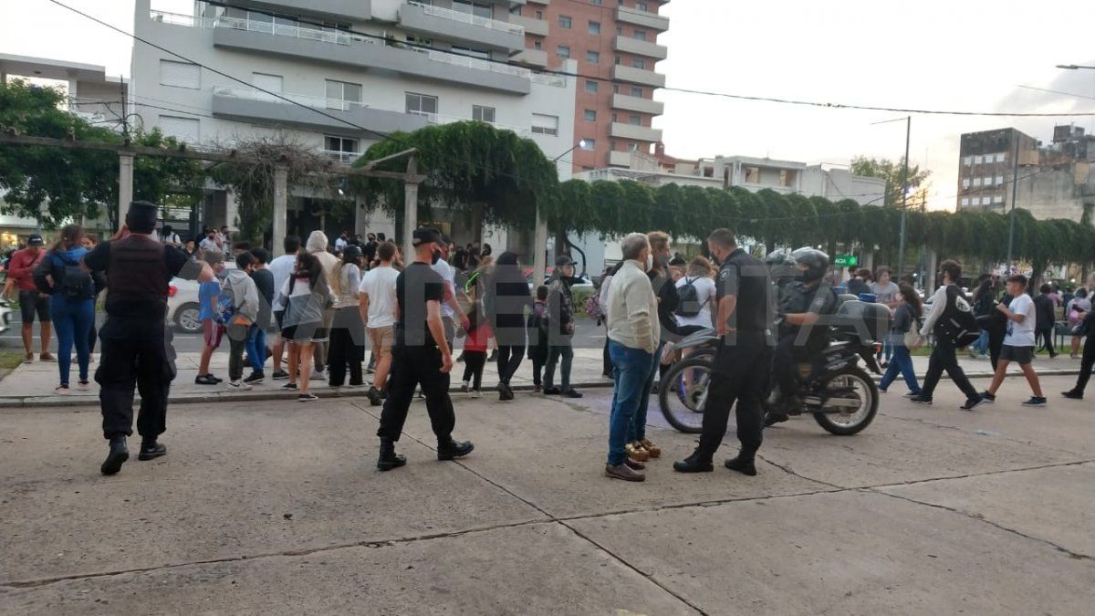 Convención anime en la Estación Belgrano: polémica por la gran cantidad de gente en la vereda 