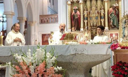 Monseñor Sergio Fenoy durante la consagración del pan y el vino en la misa de Guadalupe. Monseñor Sergio Fenoy durante la consagración del pan y el vino en la misa de Guadalupe.