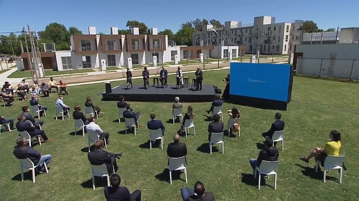 El presidente recorrió el complejo de viviendas que fueron construidas en el Barrio Justicialista Nº2 de Ezeiza.