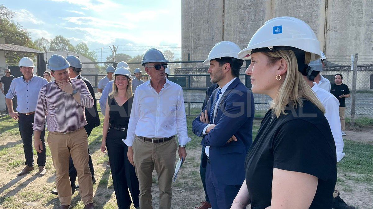 Este lunes, el gobernador Pullaro estuvo en el Puerto de Santa Fe junto a funcionarios del gabinete provincial. Este lunes, el gobernador Pullaro estuvo en el Puerto de Santa Fe junto a funcionarios del gabinete provincial.