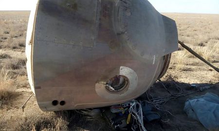 dos astronautas realizan aterrizaje emergencia tras falla en cohete dos astronautas realizan aterrizaje emergencia tras falla en cohete