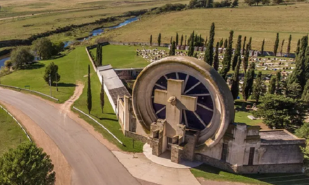 El portal del cementerio de Saldungaray constituye una de las piezas más importantes de Francisco Salamone, diseñada para simbolizar el paso a la eternidad con un estilo monumental único en el mundo. El portal del cementerio de Saldungaray constituye una de las piezas más importantes de Francisco Salamone, diseñada para simbolizar el paso a la eternidad con un estilo monumental único en el mundo.