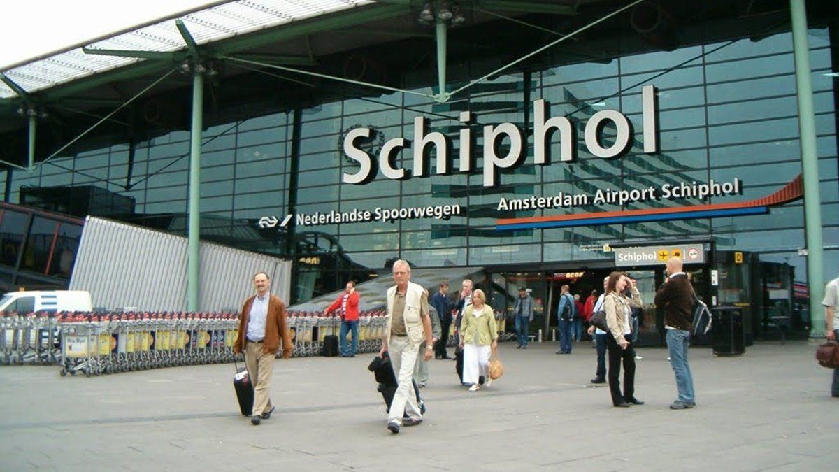 El aeropuerto Schiphol de Ámsterdam fue el lugar por donde ingresaron las personas infectadas con Ómicron.
