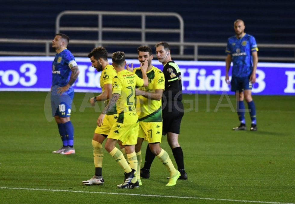 Aldosivi derrotó 2-1 a Rosario Central a domicilio y pudo salir del fondo de la tabla del Torneo de la Liga Profesional.
