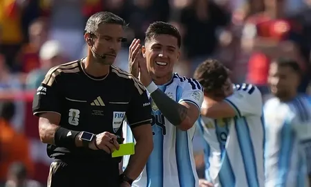 El árbitro de Argentina vs. España reveló detalles de su charla con Messi tras la final del Mundial El árbitro de Argentina vs. España reveló detalles de su charla con Messi tras la final del Mundial