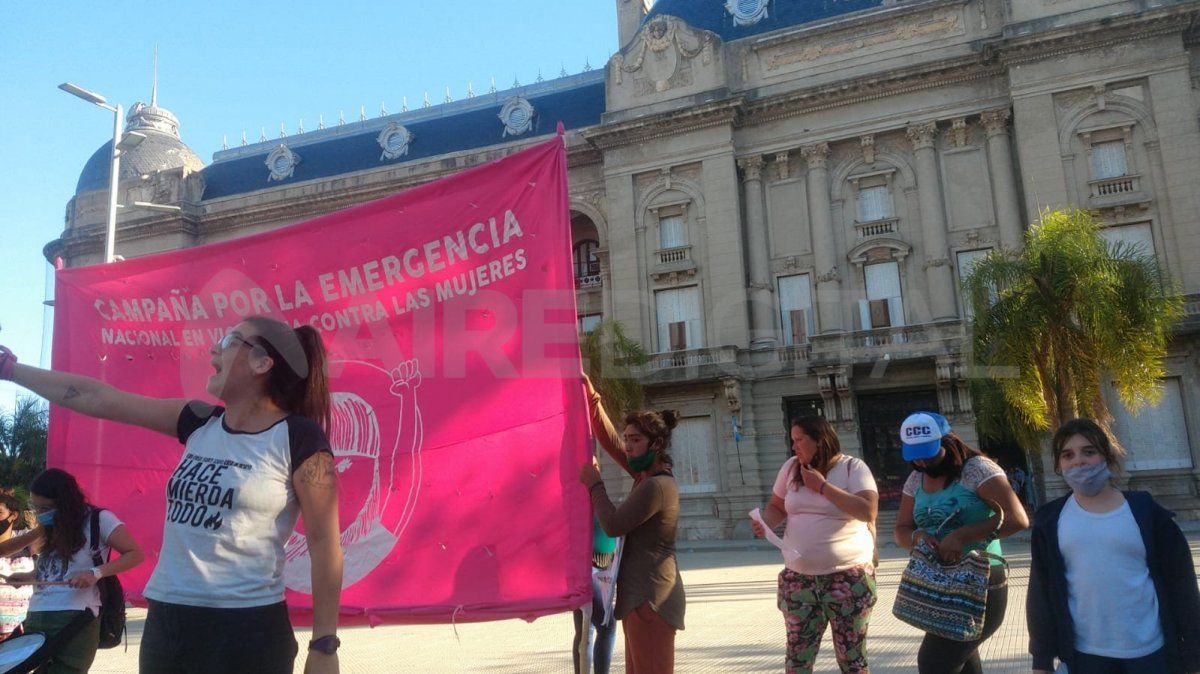 Referentes locales de la campaña por la Emergencia en Violencia contra las Mujeres exigieron su implementación en todo el territorio provincial.